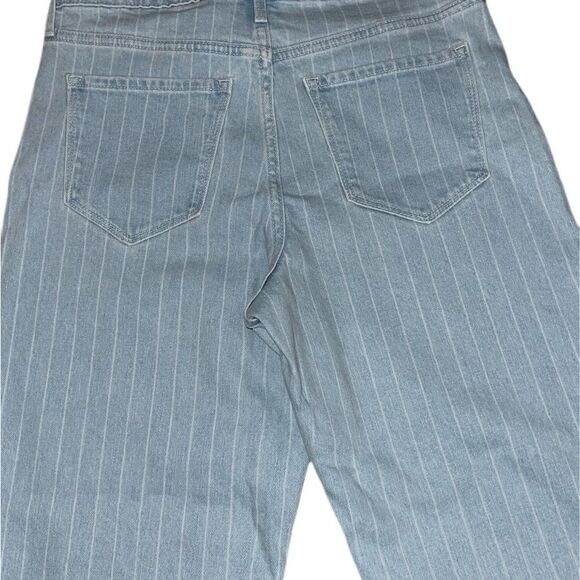 Old Navy Slim High Waist Wide Leg Jeans​​​​​ - Picture 5 of 8